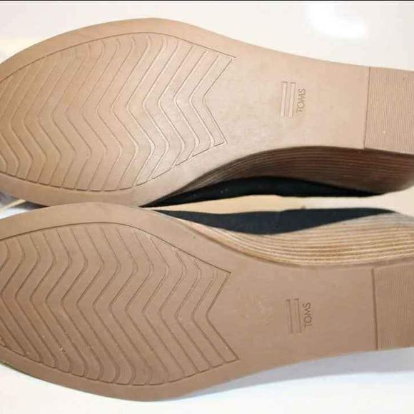 NEW TOMS Kallie Wedge Womens Black Suede Cutout Ankle Boot Size 9 - Picture 8 of 9